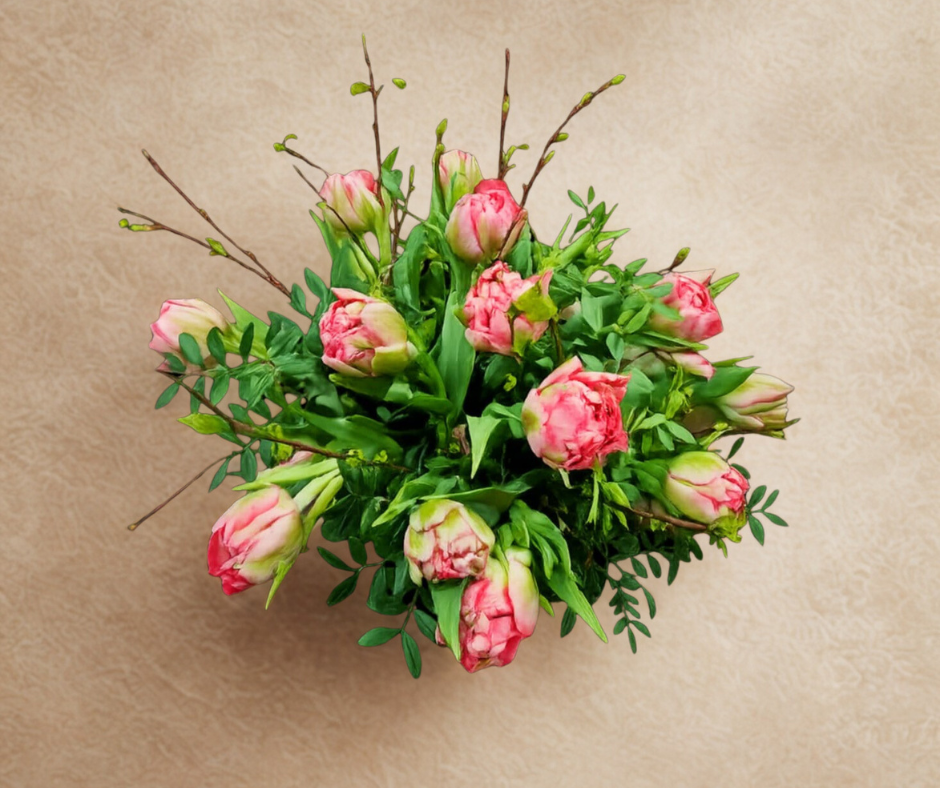 Buket med Fr. Møllers tulipaner i rosa og lyserøde nuancer med grønt løv – elegant og romantisk forårsbuket.