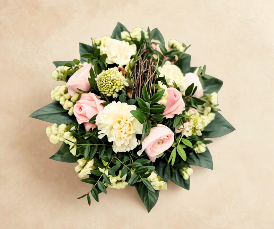 Fr. Møllers Tætte Forårsbuket med rosa roser, lyse forårsblomster og tæt grønt løv.