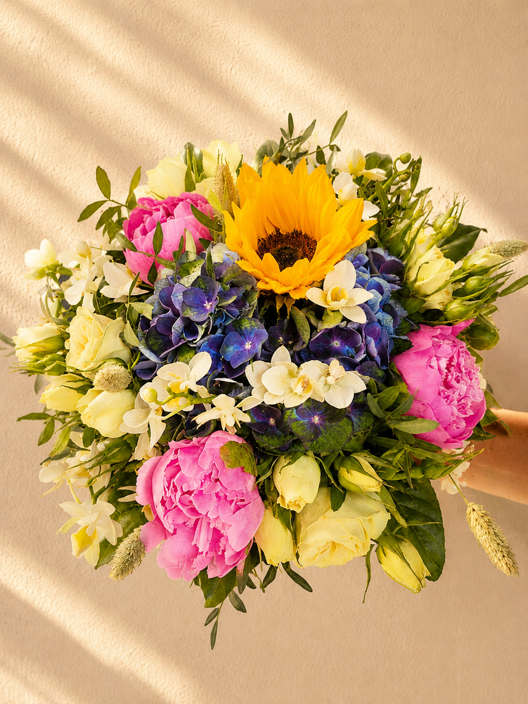 Sommerbuket med blomster i lyse og rosa nuancer med grønt – elegant og romantisk sommerbuket.